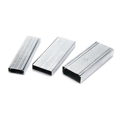 Καλή τιμή ελαφρύ υλικό χάλυβα διαδρομής τοίχων καναλιών Furring πλάτους 100mm για τον τοίχο χωρισμάτων σε απευθείας σύνδεση